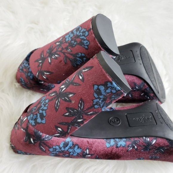 Libby Edelman Sean Floral Velvet Chunky Heels - Picture 6 of 7